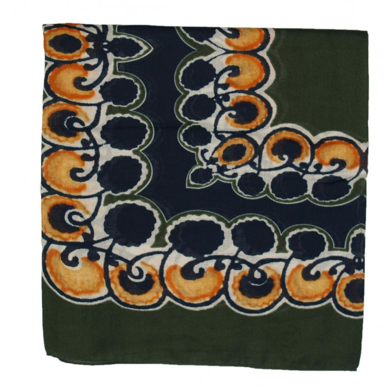 Szal duży zieleń z pomarańczowymi talarkami .